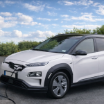 नई इलेक्ट्रिक कार खरीदने का है प्लान? शोरूम जाने से पहले ये 5 बातें जान लीजिए वरना बाद में पड़ सकता है पछताना